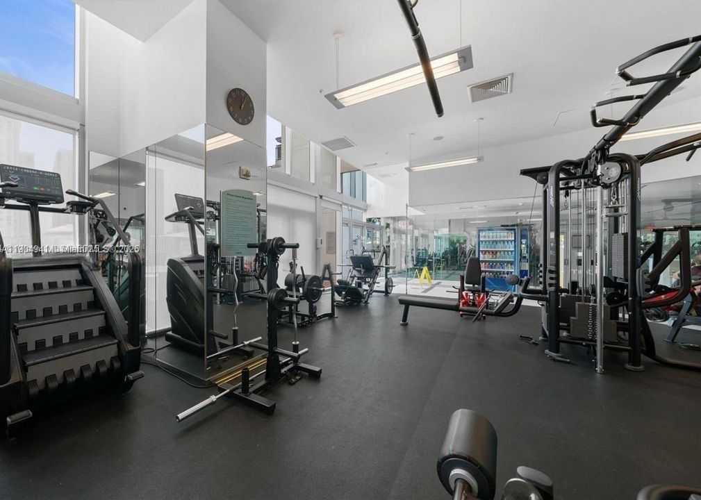 For Sale: $440,000 (1 beds, 1 baths, 764 Square Feet)