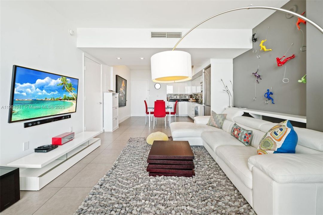 For Sale: $440,000 (1 beds, 1 baths, 764 Square Feet)