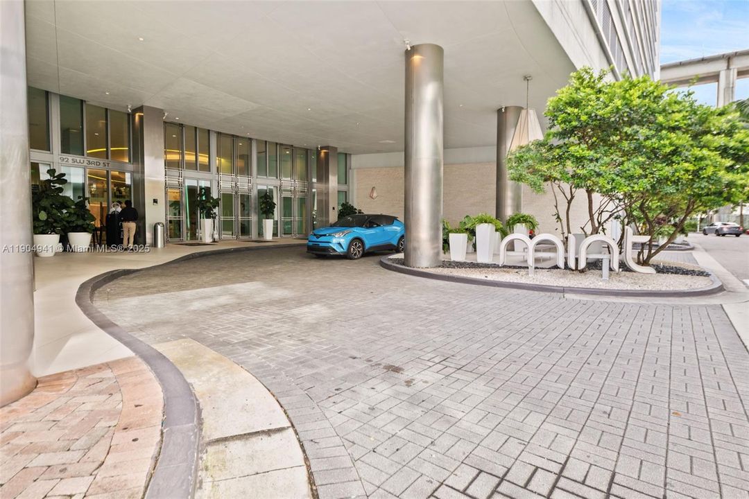 For Sale: $440,000 (1 beds, 1 baths, 764 Square Feet)