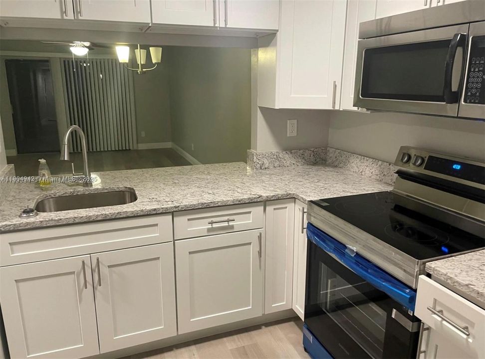 For Sale: $220,000 (2 beds, 2 baths, 820 Square Feet)