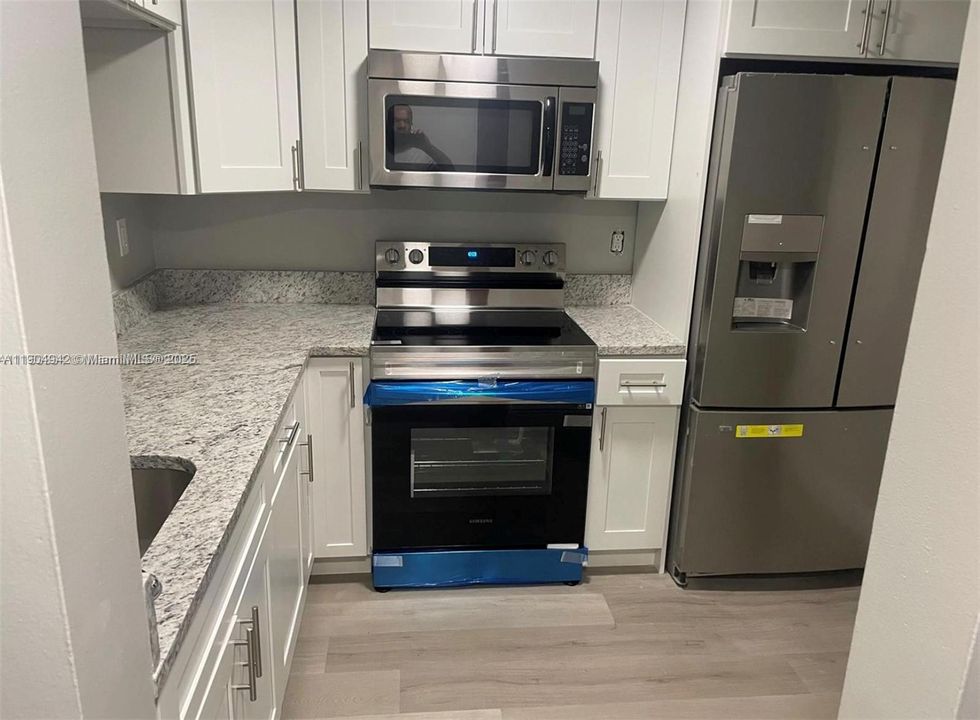 For Sale: $220,000 (2 beds, 2 baths, 820 Square Feet)