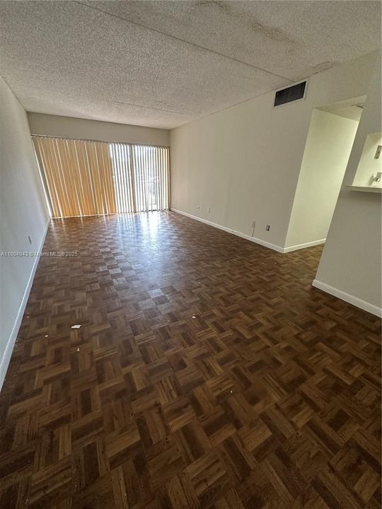 待售: $175,000 (1 贝兹, 1 浴室, 650 平方英尺)