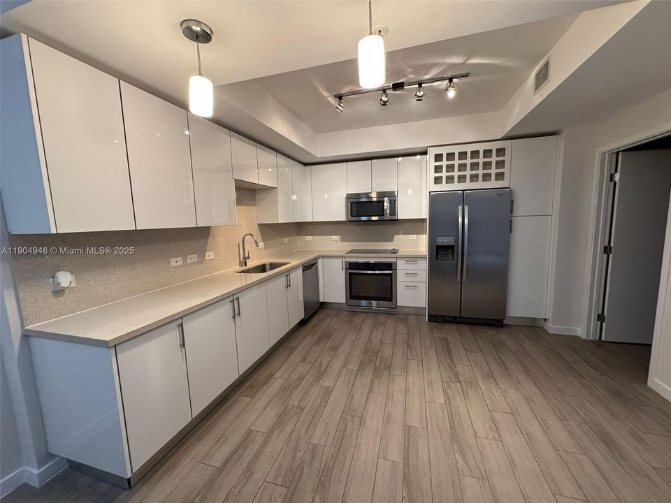 For Rent: $3,000 (1 beds, 1 baths, 762 Square Feet)