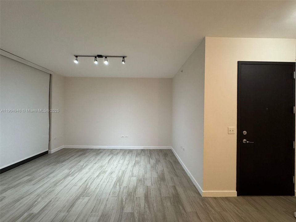 For Rent: $3,000 (1 beds, 1 baths, 762 Square Feet)