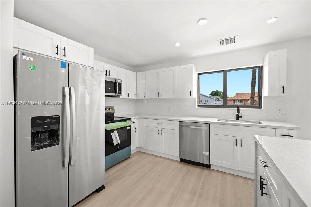 Recently Sold: $569,900 (3 beds, 2 baths, 1411 Square Feet)