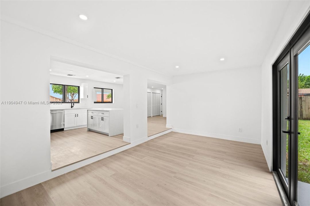 Recently Sold: $569,900 (3 beds, 2 baths, 1411 Square Feet)