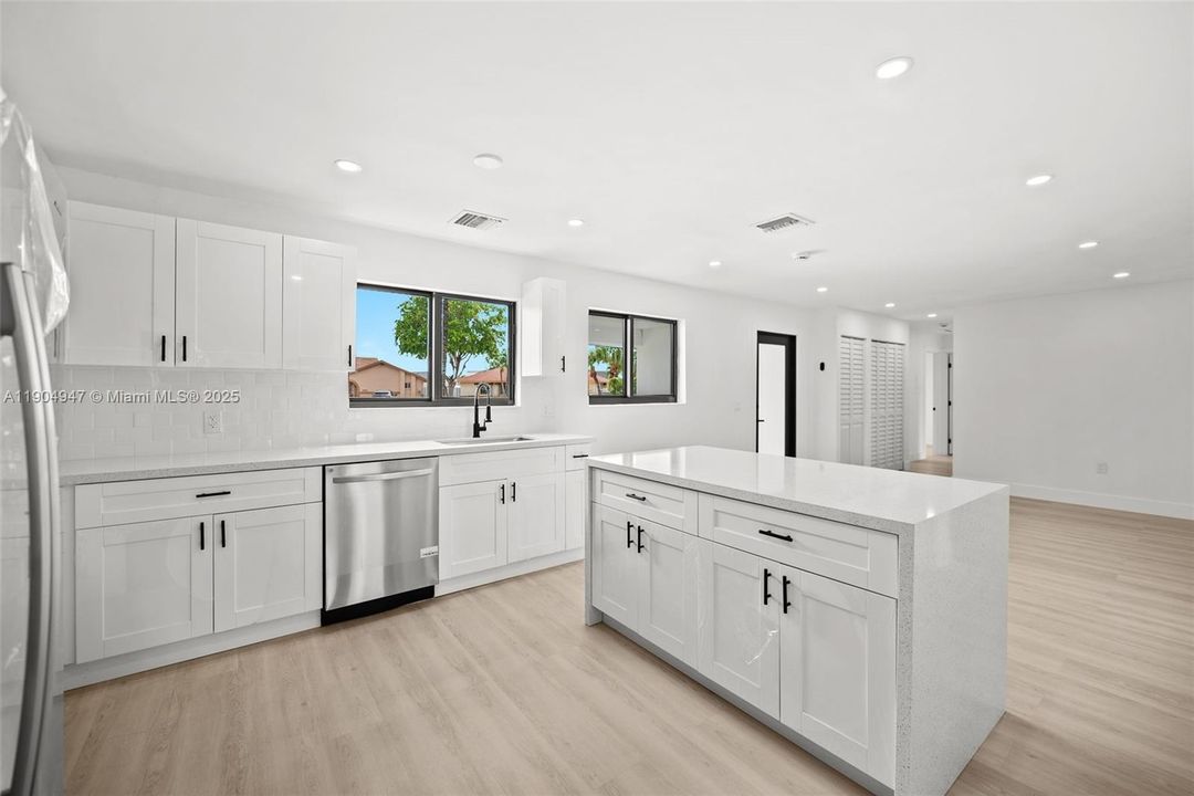 Recently Sold: $569,900 (3 beds, 2 baths, 1411 Square Feet)