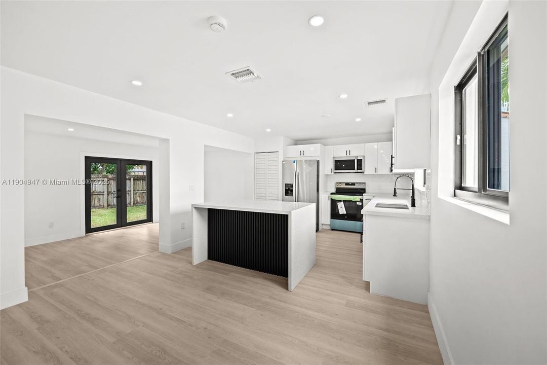 Recently Sold: $569,900 (3 beds, 2 baths, 1411 Square Feet)