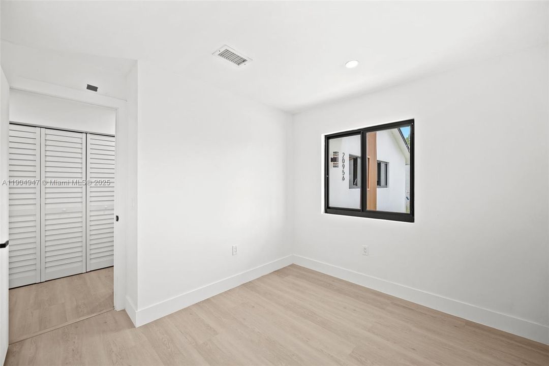 Recently Sold: $569,900 (3 beds, 2 baths, 1411 Square Feet)