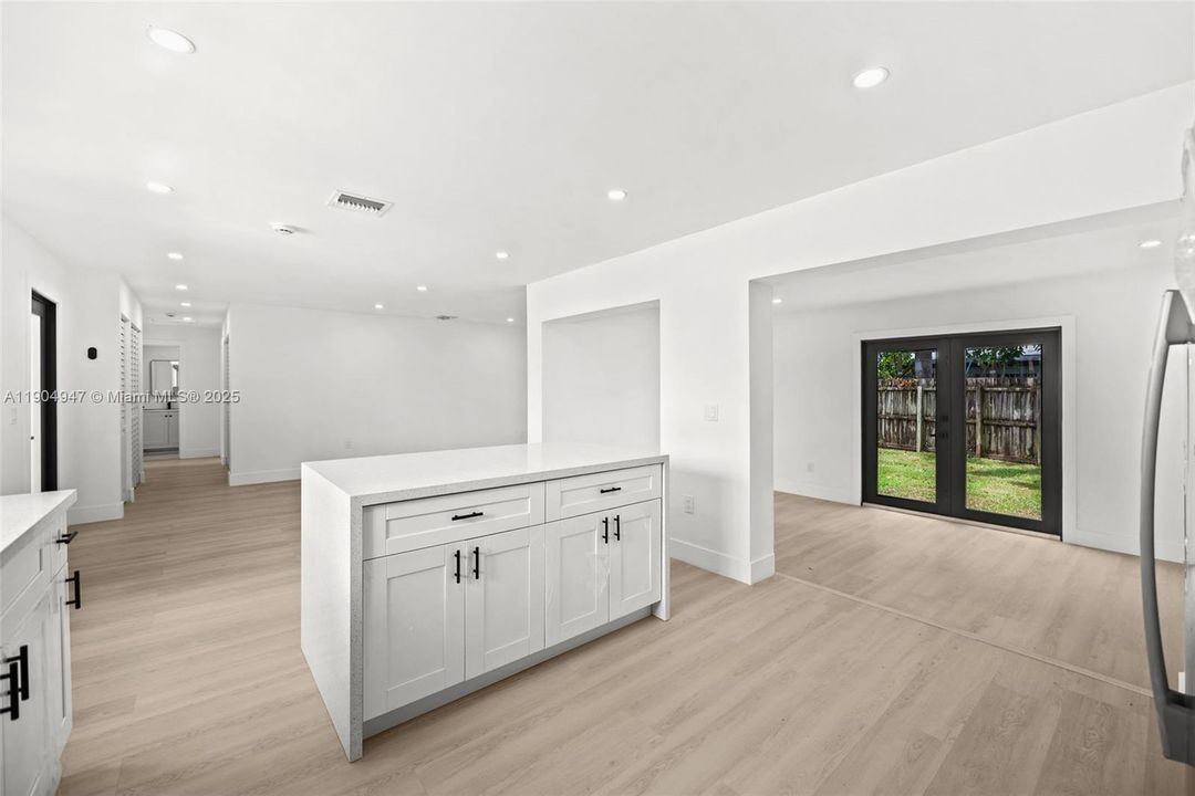 Recently Sold: $569,900 (3 beds, 2 baths, 1411 Square Feet)