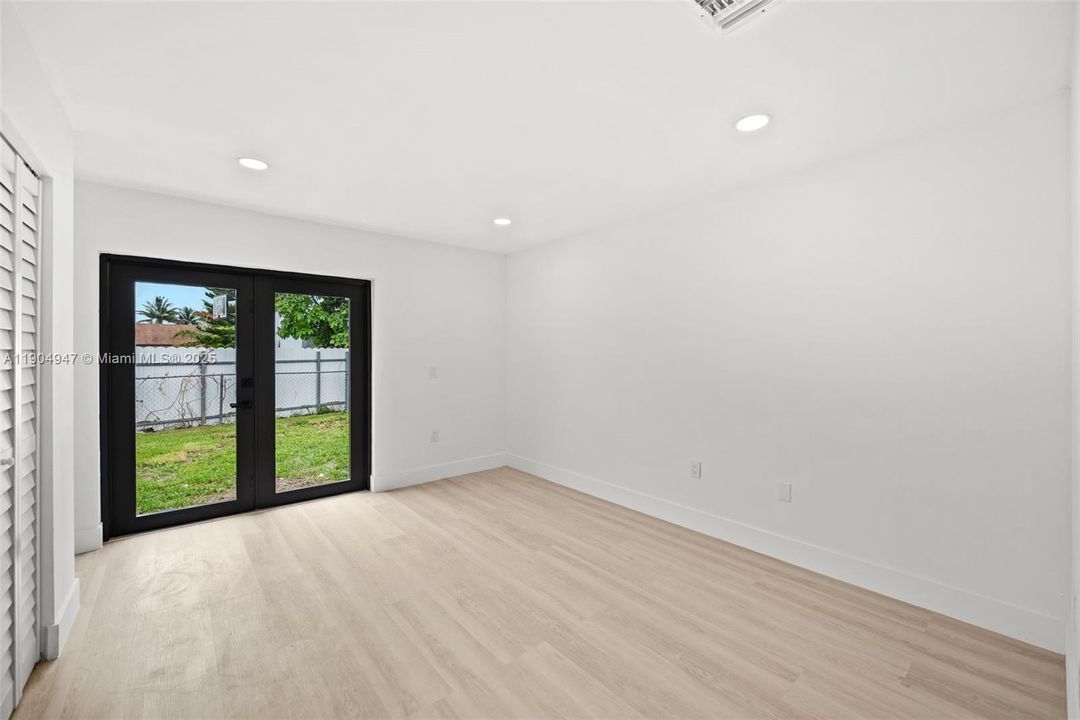 Recently Sold: $569,900 (3 beds, 2 baths, 1411 Square Feet)