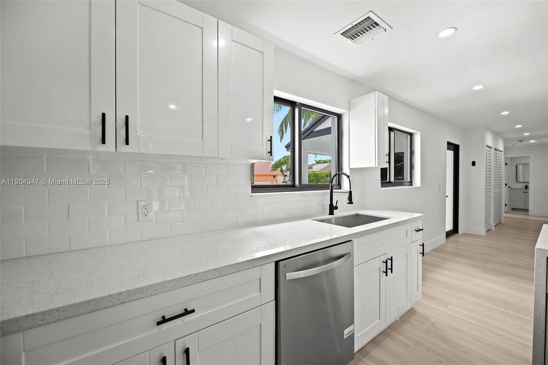 Recently Sold: $569,900 (3 beds, 2 baths, 1411 Square Feet)