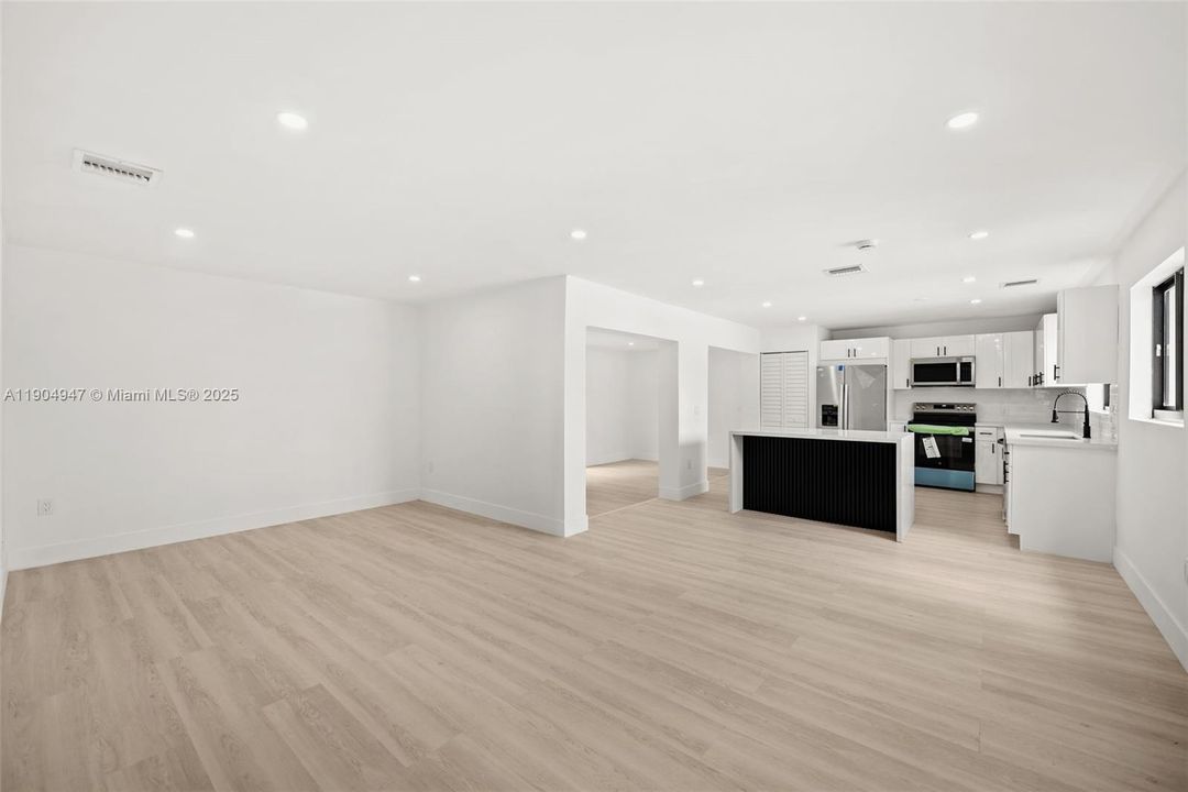 Recently Sold: $569,900 (3 beds, 2 baths, 1411 Square Feet)