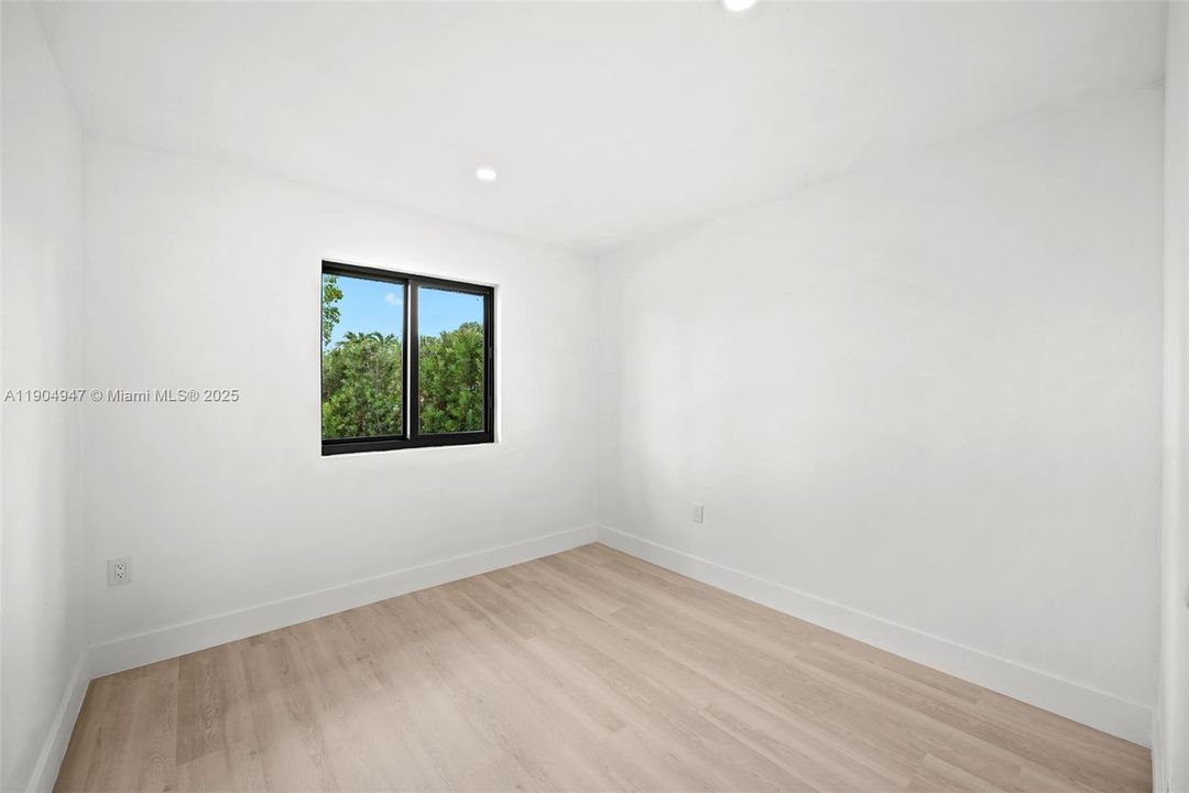 Recently Sold: $569,900 (3 beds, 2 baths, 1411 Square Feet)