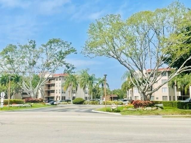 For Sale: $299,000 (3 beds, 2 baths, 1155 Square Feet)