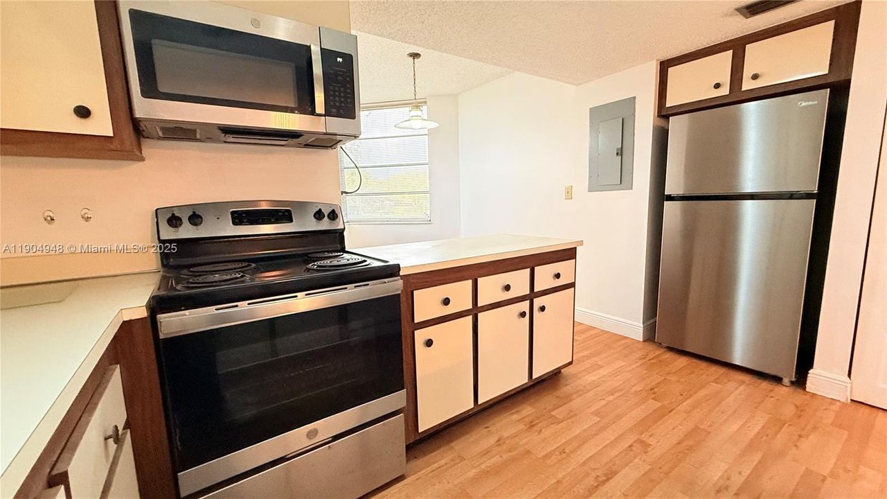 For Sale: $299,000 (3 beds, 2 baths, 1155 Square Feet)