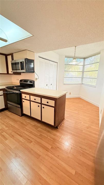 For Sale: $299,000 (3 beds, 2 baths, 1155 Square Feet)