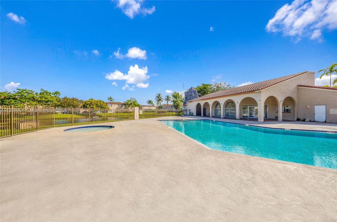 待售: $165,000 (1 贝兹, 1 浴室, 720 平方英尺)