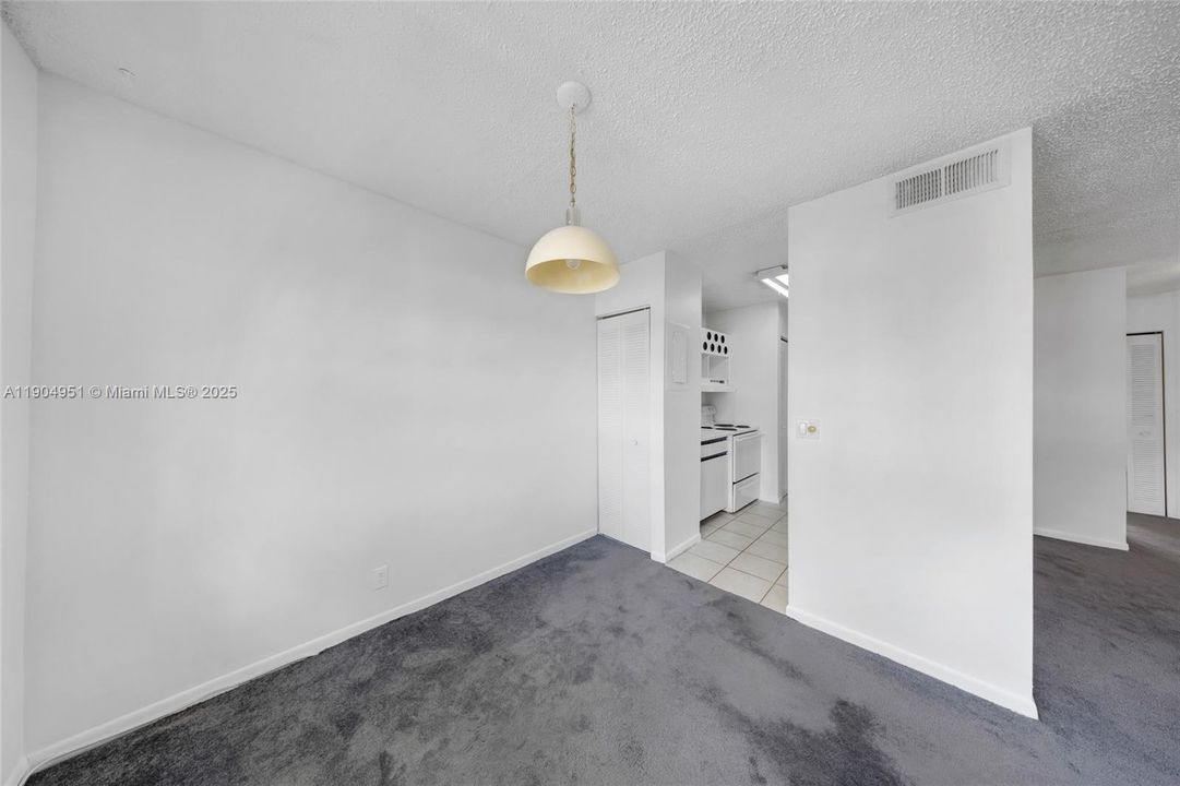 待售: $165,000 (1 贝兹, 1 浴室, 720 平方英尺)