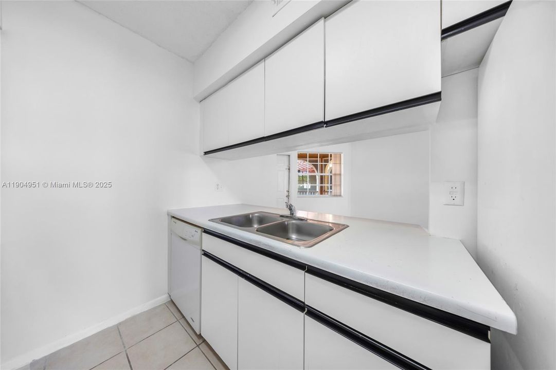 待售: $165,000 (1 贝兹, 1 浴室, 720 平方英尺)