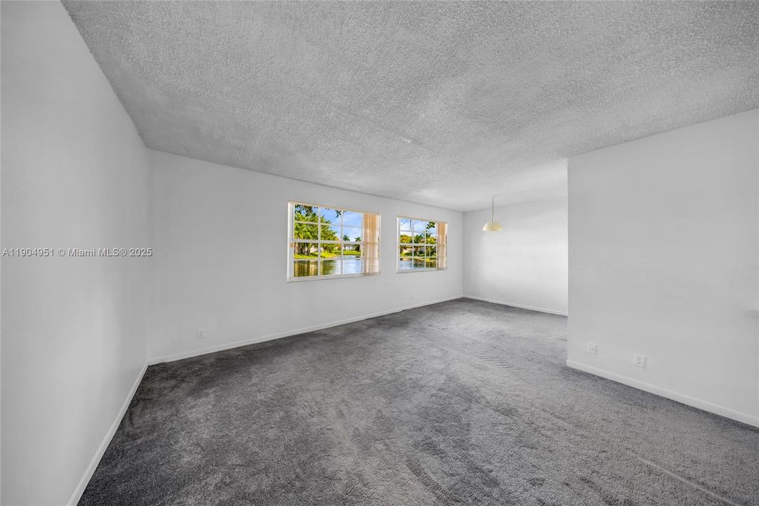 待售: $165,000 (1 贝兹, 1 浴室, 720 平方英尺)