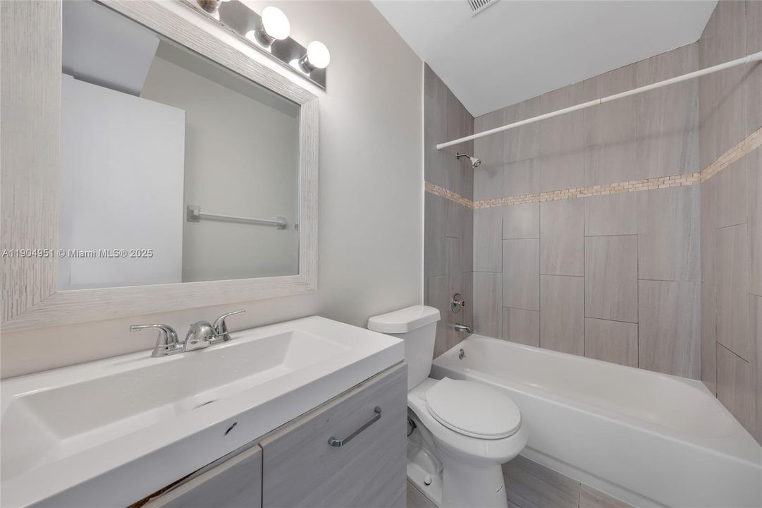 待售: $165,000 (1 贝兹, 1 浴室, 720 平方英尺)