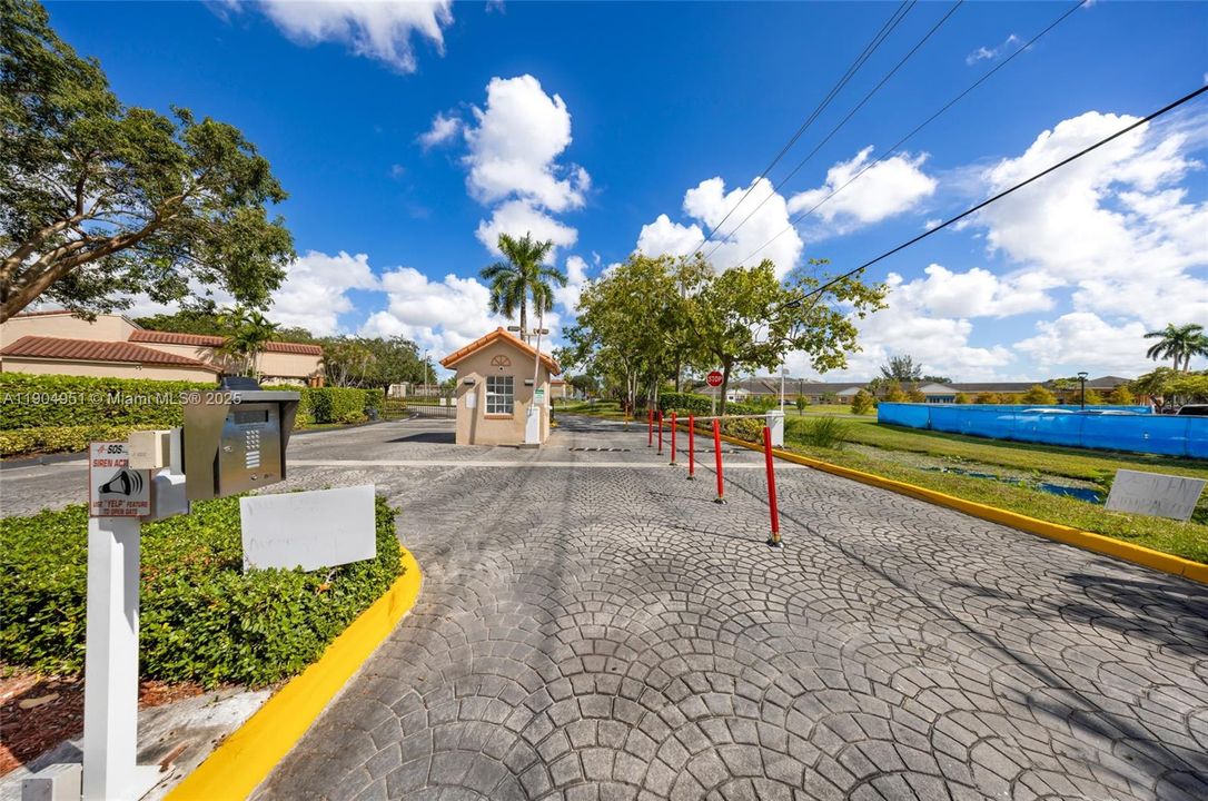 待售: $165,000 (1 贝兹, 1 浴室, 720 平方英尺)