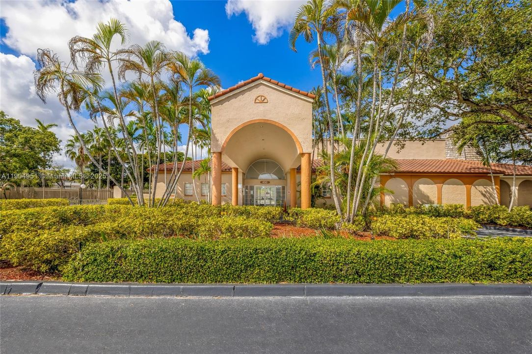 待售: $165,000 (1 贝兹, 1 浴室, 720 平方英尺)