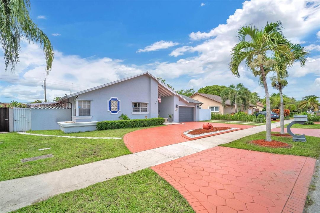 For Sale: $879,000 (4 beds, 3 baths, 2005 Square Feet)