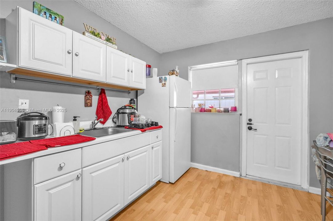 For Sale: $879,000 (4 beds, 3 baths, 2005 Square Feet)