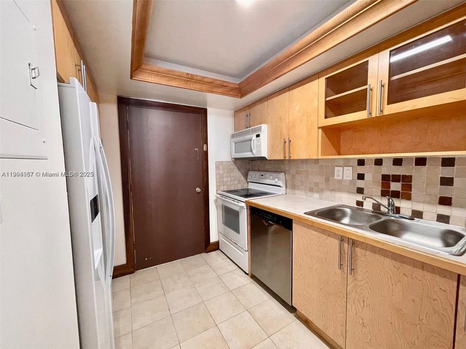 For Rent: $1,950 (1 beds, 1 baths, 717 Square Feet)