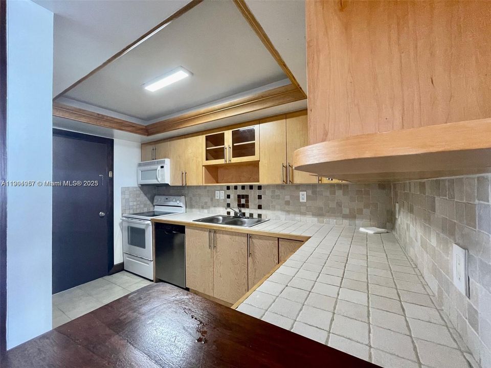 For Rent: $1,950 (1 beds, 1 baths, 717 Square Feet)