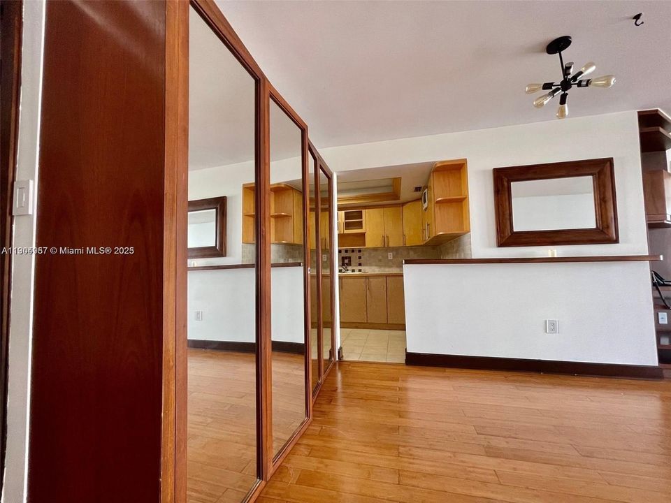 For Rent: $1,950 (1 beds, 1 baths, 717 Square Feet)