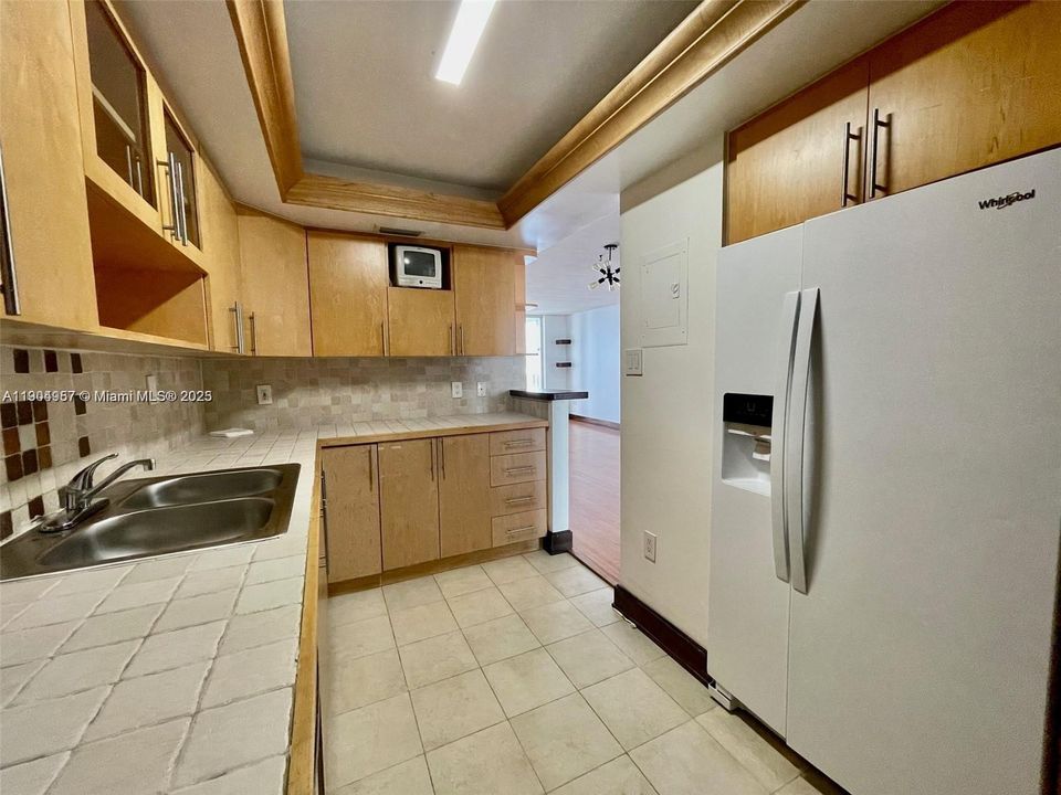 For Rent: $1,950 (1 beds, 1 baths, 717 Square Feet)