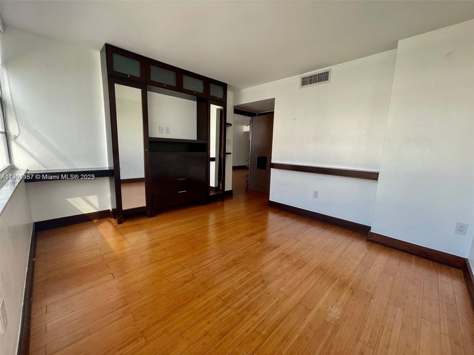 For Rent: $1,950 (1 beds, 1 baths, 717 Square Feet)
