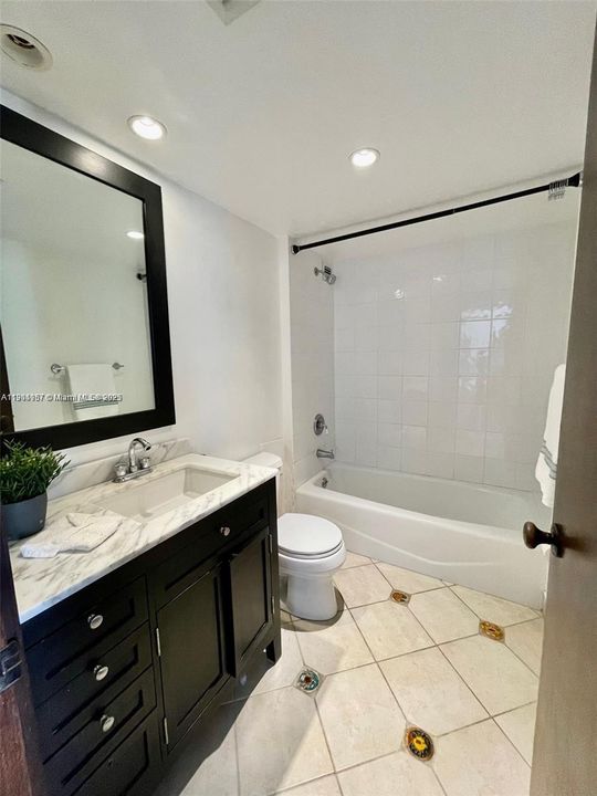 For Rent: $1,950 (1 beds, 1 baths, 717 Square Feet)