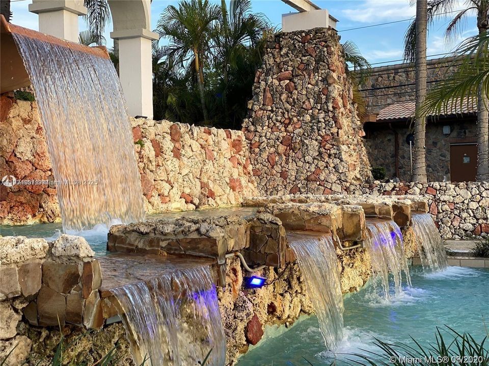 For Rent: $1,950 (1 beds, 1 baths, 717 Square Feet)