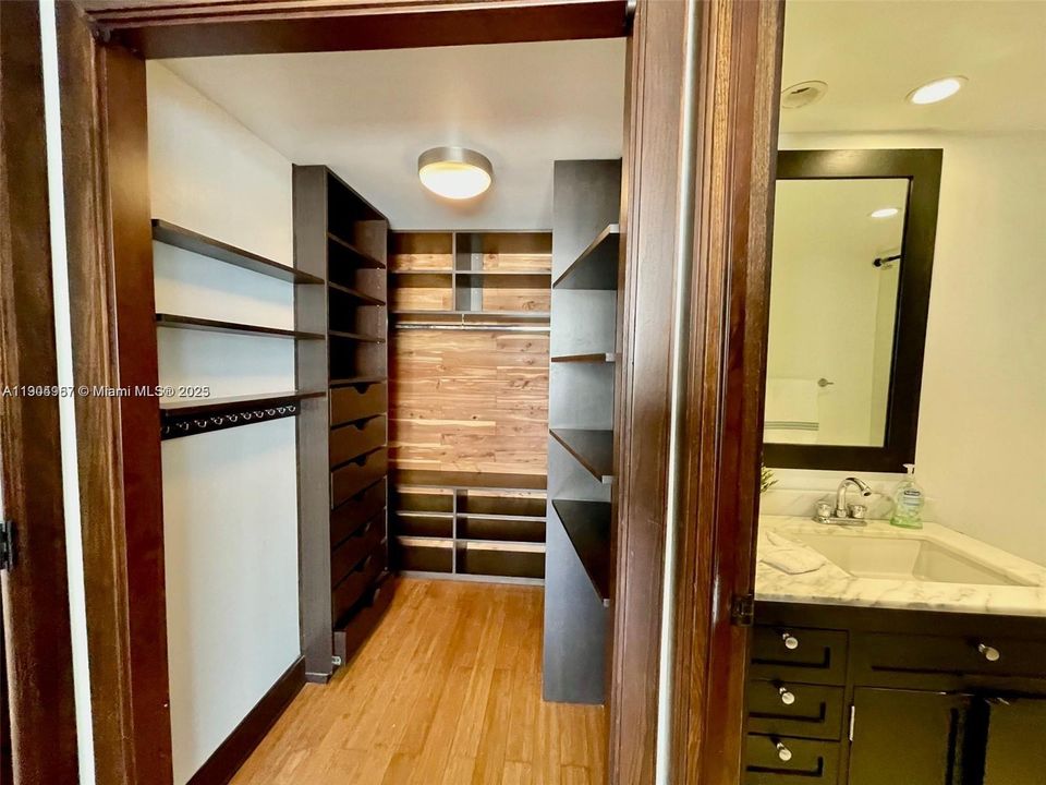 For Rent: $1,950 (1 beds, 1 baths, 717 Square Feet)