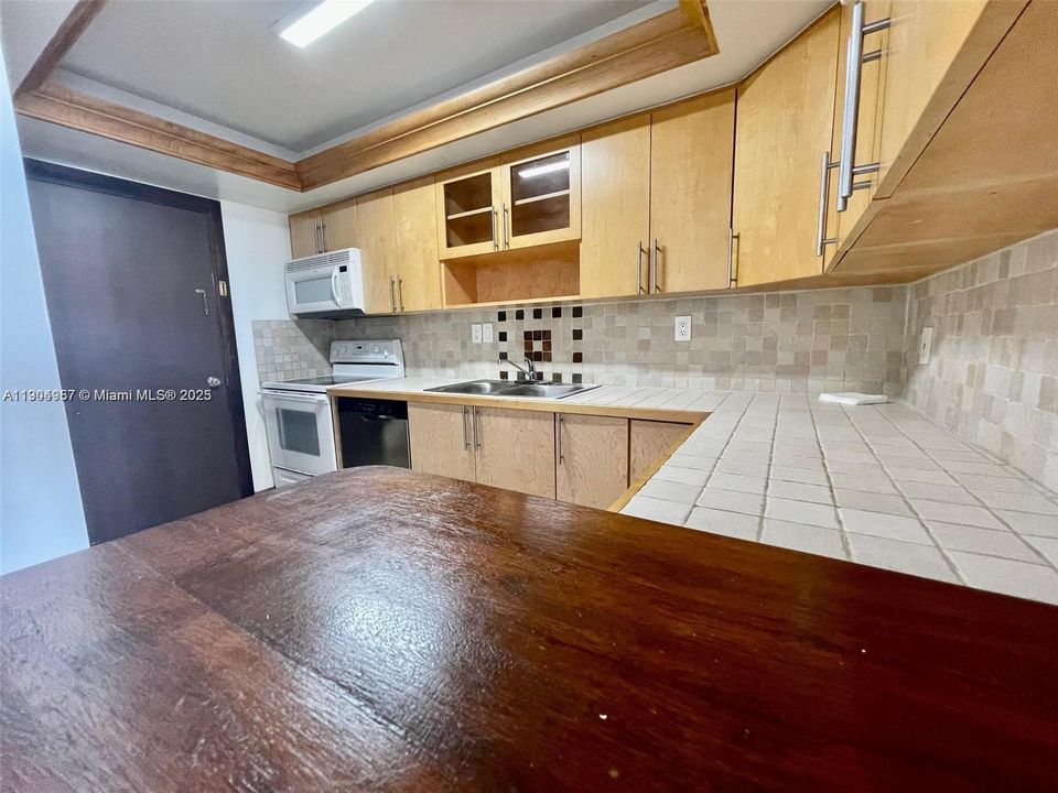 For Rent: $1,950 (1 beds, 1 baths, 717 Square Feet)