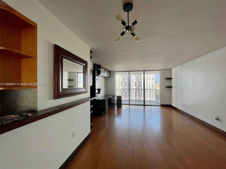 For Rent: $1,950 (1 beds, 1 baths, 717 Square Feet)