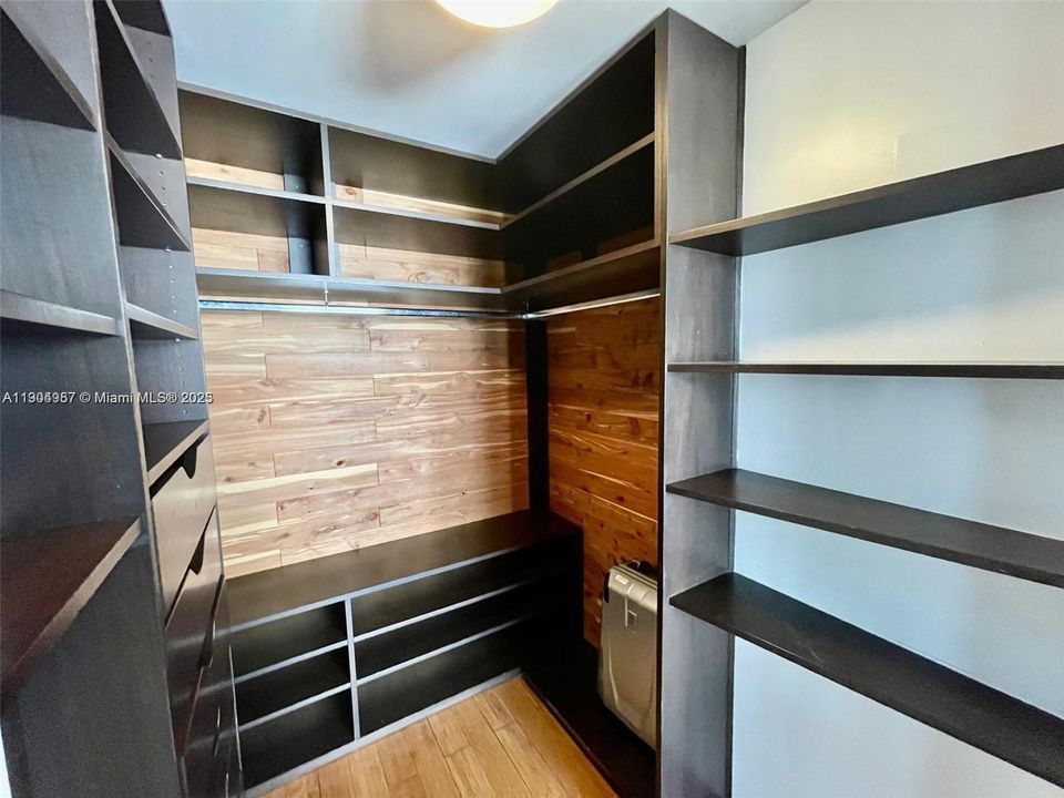 For Rent: $1,950 (1 beds, 1 baths, 717 Square Feet)