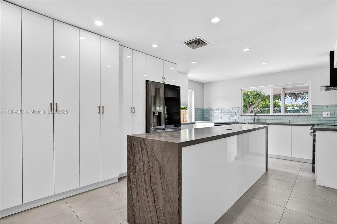 Custom Kitchen/Quartzite Leatherette