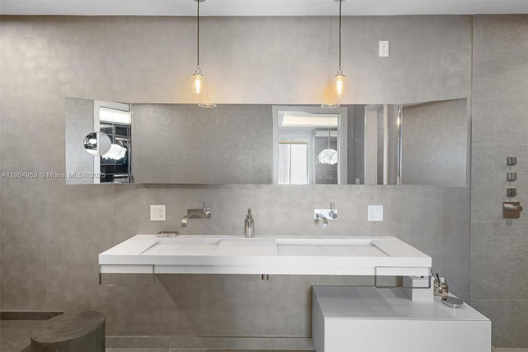 For Sale: $17,900,000 (3 beds, 4 baths, 3335 Square Feet)