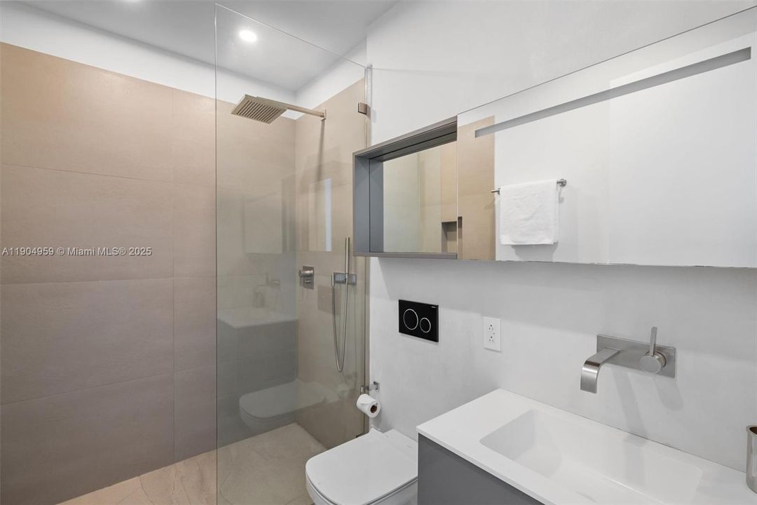 For Sale: $17,900,000 (3 beds, 4 baths, 3335 Square Feet)