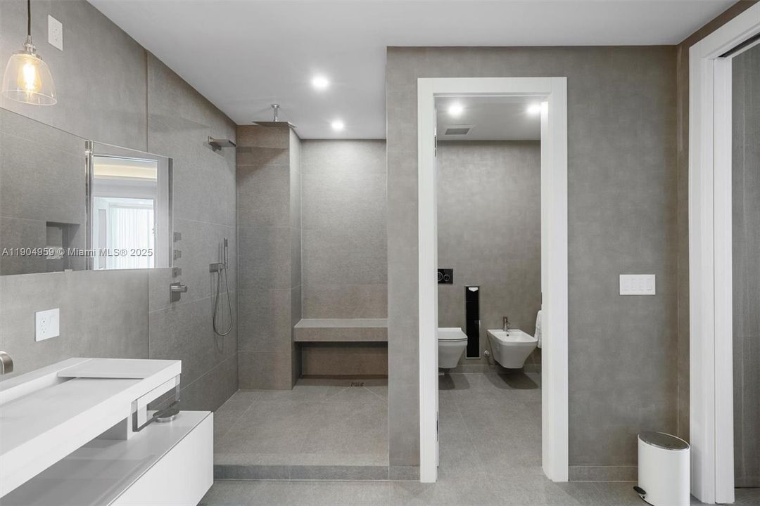 For Sale: $17,900,000 (3 beds, 4 baths, 3335 Square Feet)