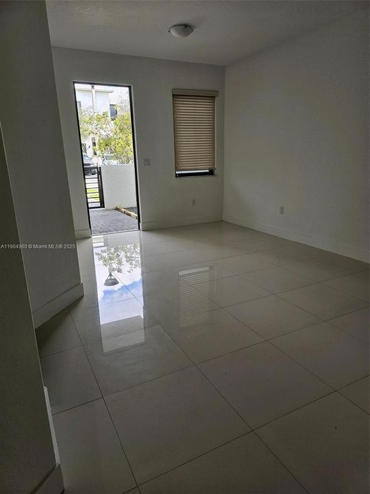 Activo con contrato: $3,700 (3 camas, 3 baños, 1776 Pies cuadrados)