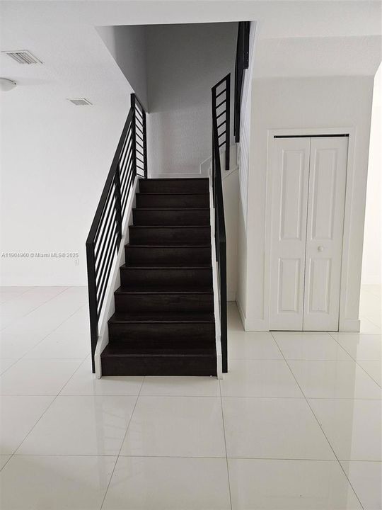 Activo con contrato: $3,700 (3 camas, 3 baños, 1776 Pies cuadrados)