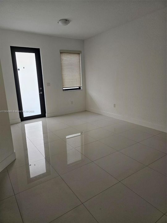 Activo con contrato: $3,700 (3 camas, 3 baños, 1776 Pies cuadrados)