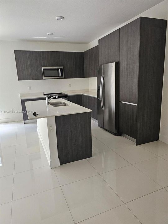 Activo con contrato: $3,700 (3 camas, 3 baños, 1776 Pies cuadrados)