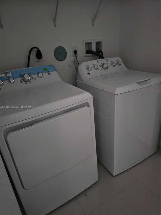 Activo con contrato: $3,700 (3 camas, 3 baños, 1776 Pies cuadrados)